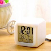HX6202 Relogio de mesa cubo com termometro e despertador indica a data, branco com luz de led que muda de cor | Relogio de mesa cubo com termometro e despertador indica a data, branco com luz de led que muda de cor Relogio de mesa cubo com termometro e despertador indica a data, branco com luz de led que muda de cor